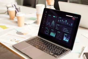 moderner-und-ausgestatteter-computerraum